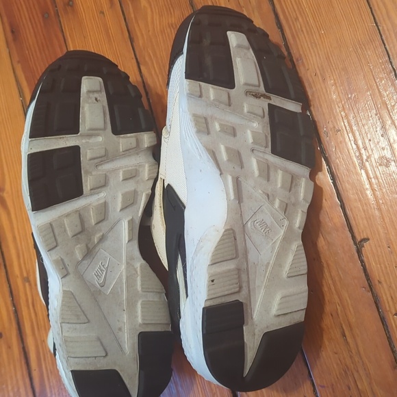 Nike Air Huarche Run Size 6Y Black and White Athletic Sneakers - Picture 3 of 3